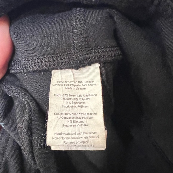 ALO YOGA EPIC LEGGING IN BLACK - Picture 10 of 10